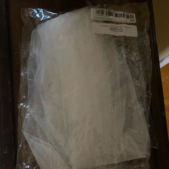 Fingertip white veil - FREE add on! - Picture 2 of 2